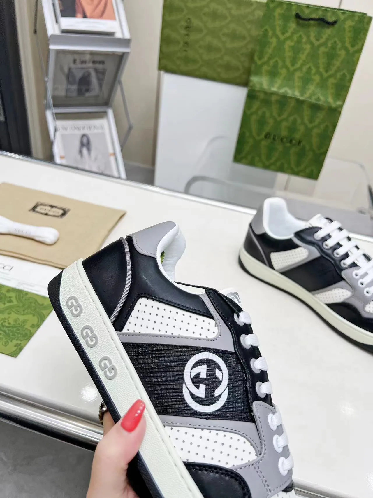 P620 💞💞Gucci G Home’s latest popular sports shoes, couple’s style, casual, retro white shoes 🌸🌸🌸 New popular series. The exquisite and compact interlocking double G logo romantically interprets the aesthetic concept of this series. Made of off-white leather, retro inspiration is cleverly blended into the sneaker design to reinterpret the brand logo. Exquisitely packaged at the delivery counter 🛍📦 ▪️Fabric: Original custom-made imported first-layer cowhide leather ▪️Lining: Original custom-made imported cowhide lining ▪️Outsole: Original molded two-color TPU outsole ▪️Size: Women's 35-40 / Men's 39-45